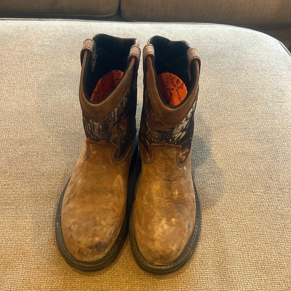 Youth boots